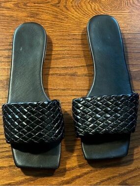 Unbranded • Women’s 36 • Black Braided • Slide Sandals